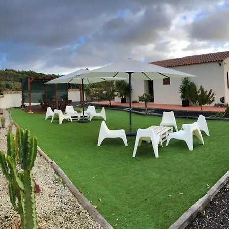 Spacious House In With Terrace And Garden * アロナ