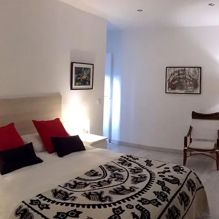 Дом отдыха Spacious House In With Terrace And Garden *