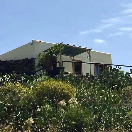 Дом отдыха Spacious House In With Terrace And Garden