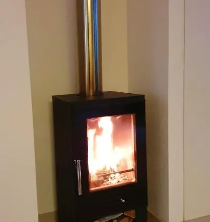 Дом отдыха Spacious House In With Terrace And Garden