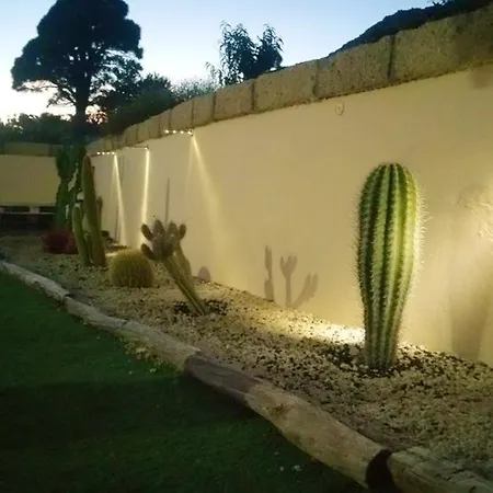 Spacious House In With Terrace And Garden アロナ