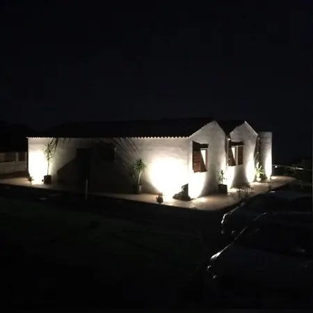 Spacious House In With Terrace And Garden * 阿罗纳