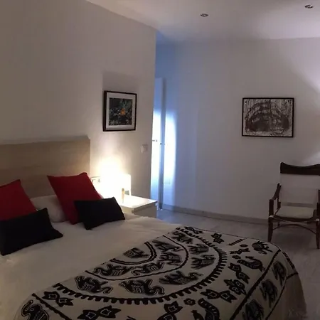 Spacious House In With Terrace And Garden 阿罗纳