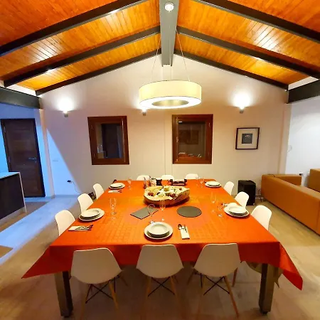 Spacious House In With Terrace And Garden 度假居 *