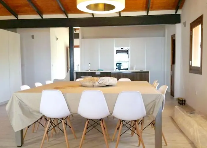 Spacious House In With Terrace And Garden بيت للعطل أرونا