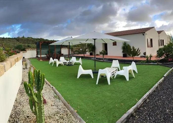 Spacious House In With Terrace And Garden * أرونا