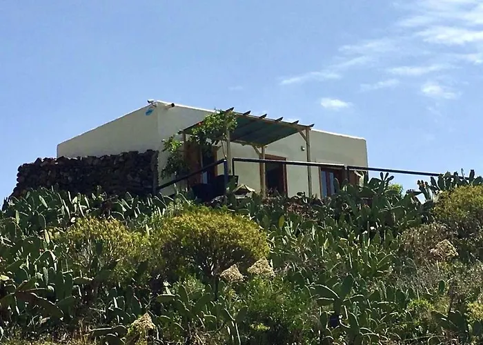 Dom wakacyjny Spacious House In With Terrace And Garden