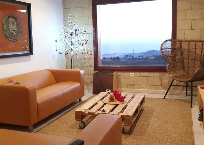 Spacious House In With Terrace And Garden بيت للعطل أرونا