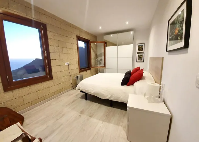 Spacious House In With Terrace And Garden * أرونا