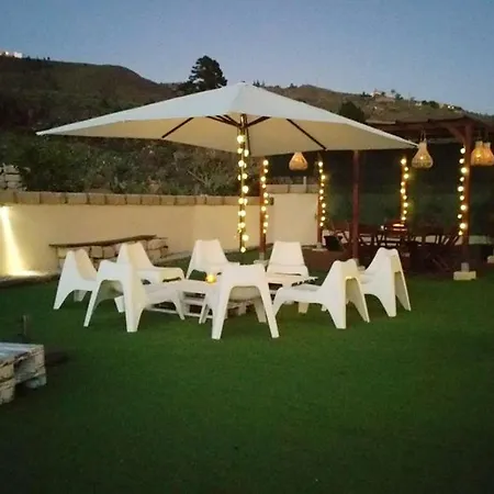 בית נופש Spacious House In With Terrace And Garden