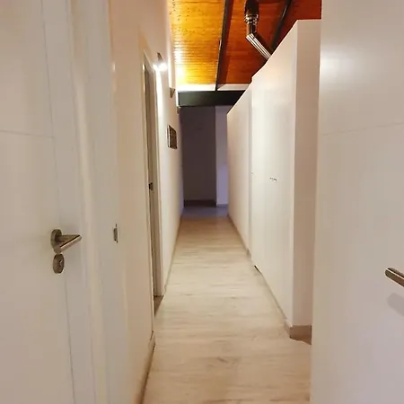 בית נופש Spacious House In With Terrace And Garden ארונה