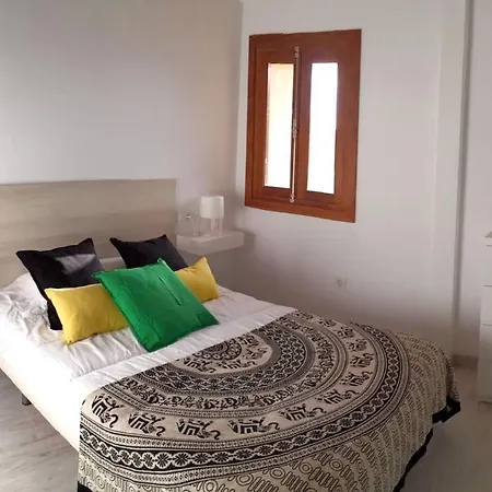 Spacious House In With Terrace And Garden בית נופש