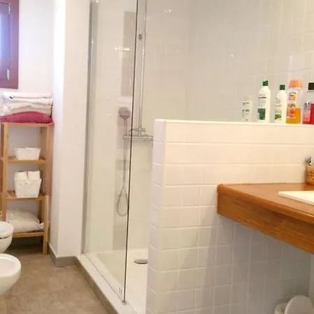 Spacious House In With Terrace And Garden ארונה