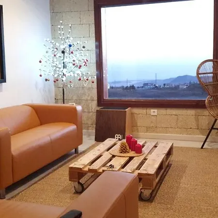 Spacious House In With Terrace And Garden בית נופש ארונה