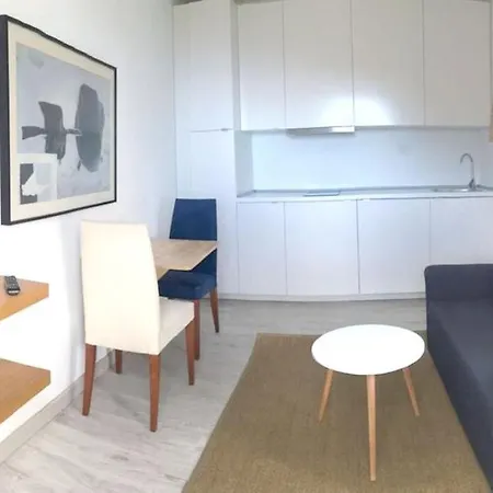 בית נופש Spacious House In With Terrace And Garden *